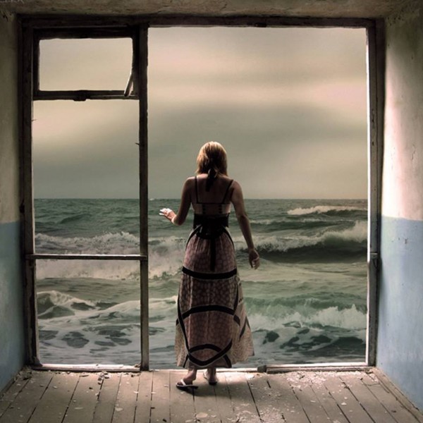 Mujer frente al mar