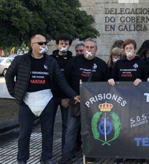 En la delegación de gobierno de Galicia protesta de los funcionarios de prisiones, piden autoridad, igualdad salarial y más personal.