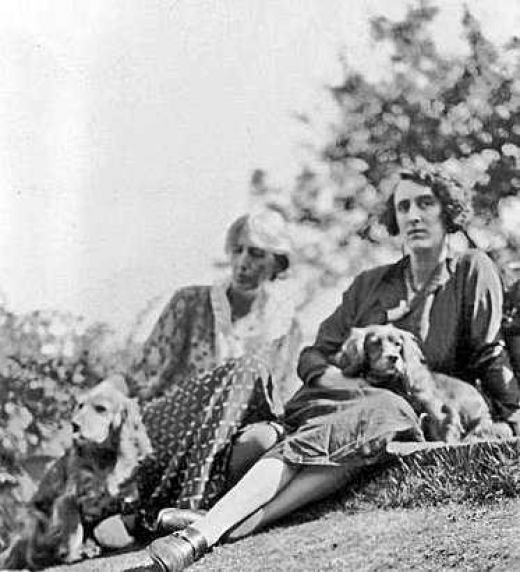 Fotografía de Virginia Woolf y Vita Sackville-West en compañia de perros.