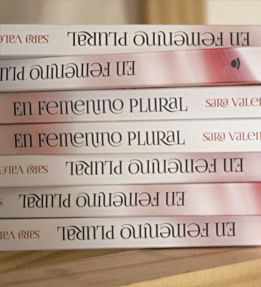 En Femenino Plural, De Valens Sara.. Grupo Editorial Círculo Rojo Sl, Tapa  Blanda En Español